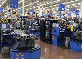 COMO MEDIDA DE SEGURIDAD Walmart implementa cámaras corporales en empleados