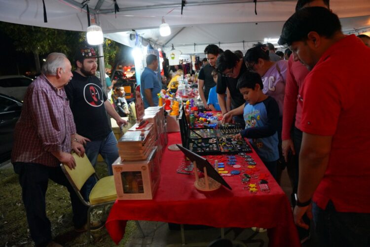 Apoyan familias a emprendedores locales en Bazar Navideño