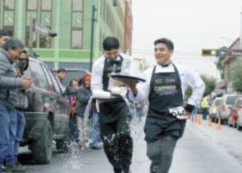Muestran destreza meseros en la tradicional carrera