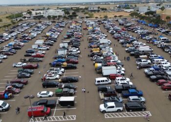 CONFÍAN PAISANOS EN NUEVO LAREDO Más de 7 mil vehículos ingresan a México por esta ciudad