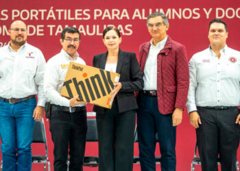 Gobernador y rector entregan equipos de cómputo a estudiantes de la UAT