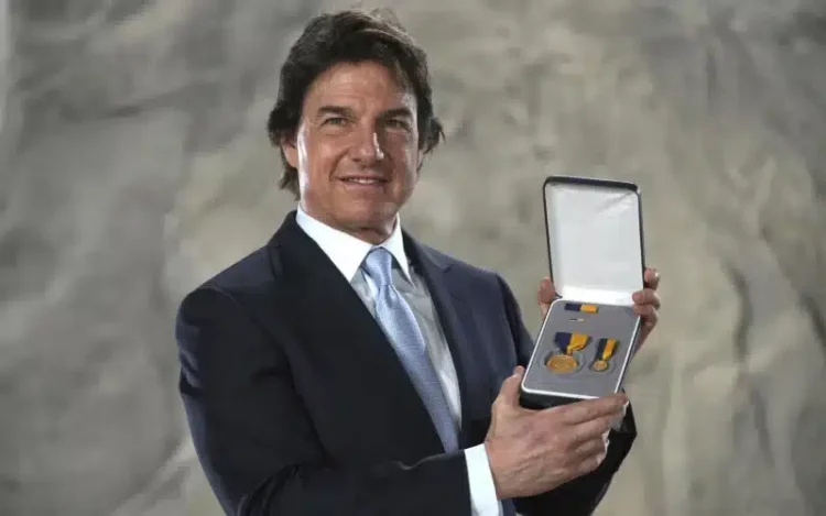 Tom Cruise recibe el máximo honor civil de la Marina de Estados Unidos