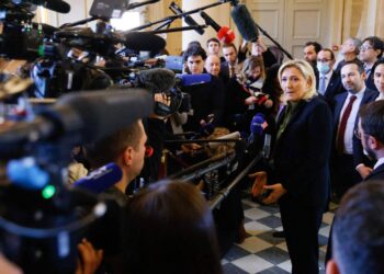 Gobierno francés se acerca al colapso; oposición apoyará moción de censura