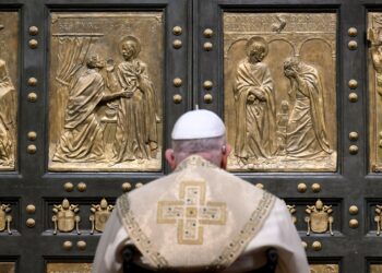 El Papa Francisco inaugura el Jubileo Ordinario de 2025 con la apertura de la Puerta Santa