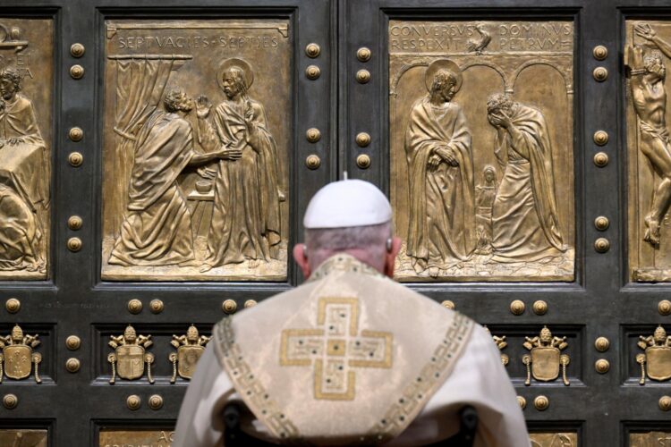 El Papa Francisco inaugura el Jubileo Ordinario de 2025 con la apertura de la Puerta Santa