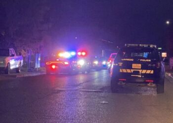 Joven sobrevive a aparatosa volcadura en la I-35 en Laredo