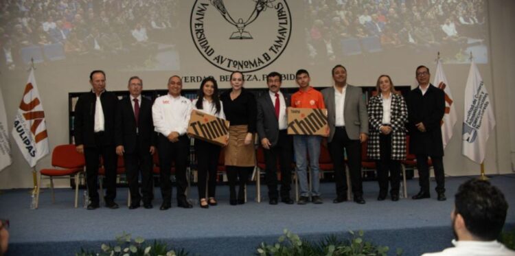 Entrega rector apoyos a estudiantes de la UAT en Nuevo Laredo