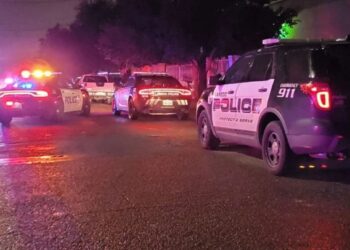 Mujer vuelca su vehículo, un bebé y un adolescente lesionados; iba intoxicada