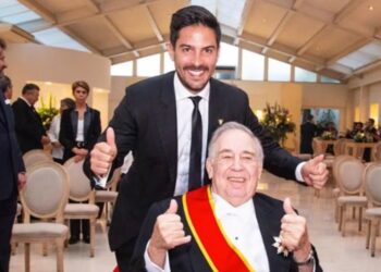 Hijo del Doctor Simi confirma que llevará la vida de su padre al cine