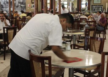 ANTE AJUSTES SALARIALES EN 2025 Restauranteros prevén aumento de precios