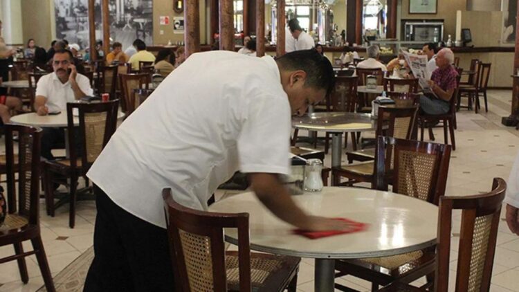 ANTE AJUSTES SALARIALES EN 2025 Restauranteros prevén aumento de precios