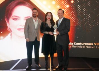 AGENTES ADUANALES DE LAREDO, TX Reconocen entrega de Premio ALFA a Carmen Lilia Canturosas