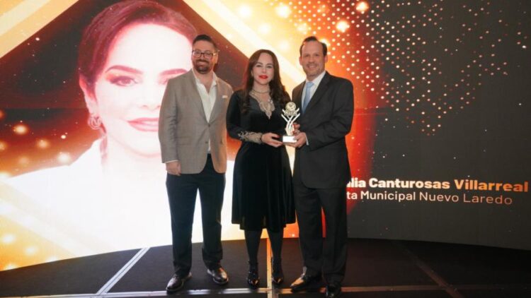 AGENTES ADUANALES DE LAREDO, TX Reconocen entrega de Premio ALFA a Carmen Lilia Canturosas