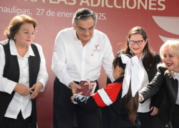 CUMPLE GOBERNADOR A EDUCANDOS Entrega equipo tecnológico además de mobiliario escolar