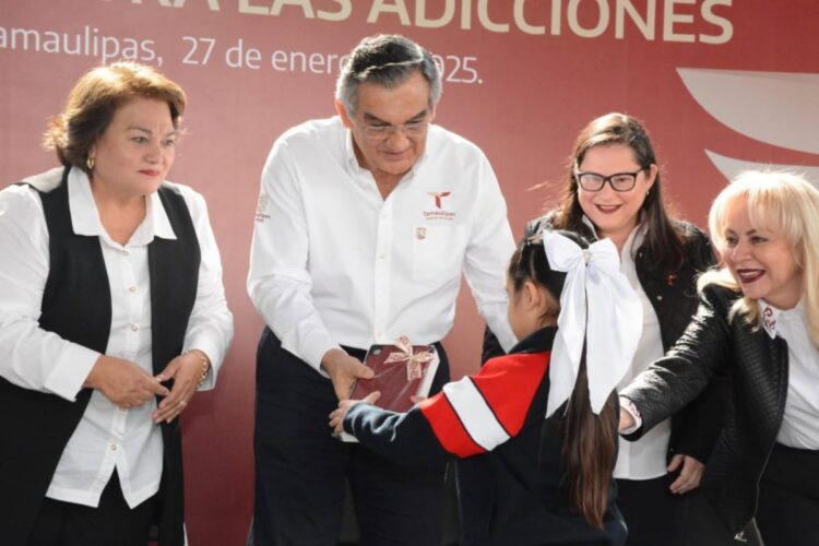CUMPLE GOBERNADOR A EDUCANDOS Entrega equipo tecnológico además de mobiliario escolar