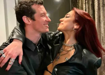 ¿Dua Lipa comprometida? Un anillo aviva rumores de boda con Callum Turner