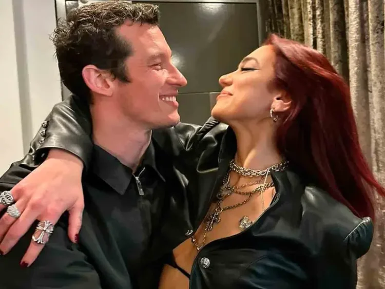 ¿Dua Lipa comprometida? Un anillo aviva rumores de boda con Callum Turner