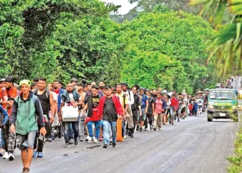 Caravana de 2,500 migrantes se dirige a la frontera con EE. UU.