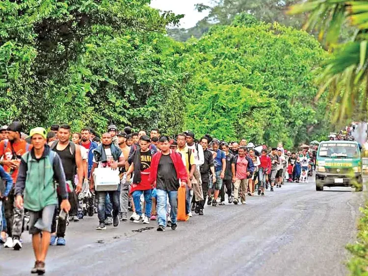 Caravana de 2,500 migrantes se dirige a la frontera con EE. UU.