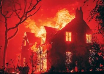 Los Ángeles Enfrenta el Incendio Más Devastador de su Historia