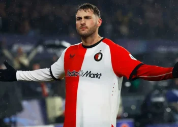 ¡Santi Giménez brilla con doblete ante el Bayern en la Champions!