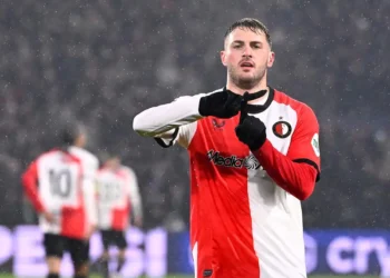 ‘Excluyen’ a Santi Giménez del Equipo de la Semana de Champions