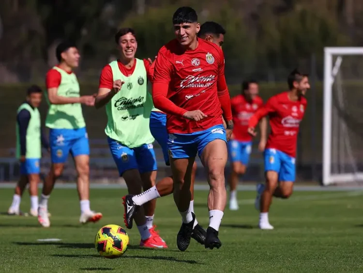 Alan Pulido listo para debutar con Chivas ante Tigres
