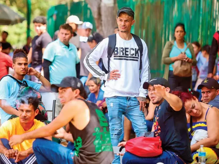 Miles de migrantes saturan la Comar en busca de refugio en México