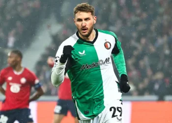 Santiago Giménez anota en Champions, pero se lesiona antes del medio tiempo