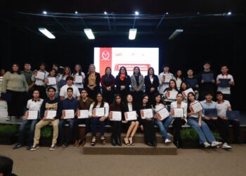 Reconoce UAT a estudiantes destacados y egresados del CeINA
