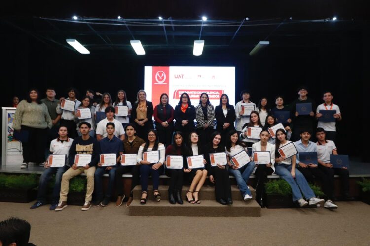 Reconoce UAT a estudiantes destacados y egresados del CeINA