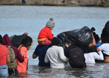Rescatan a seis migrantes en el río Bravo