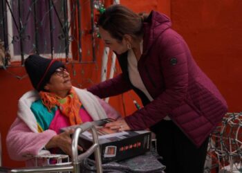 Carmen Lilia y DIF entregan a familias cobertores y calentadores por el frío