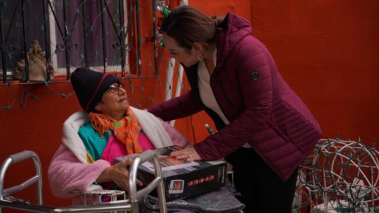 Carmen Lilia y DIF entregan a familias cobertores y calentadores por el frío