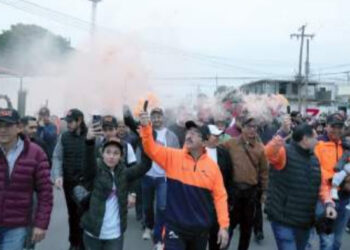 Encabeza rector caravana naranja en apoyo al Correcaminos de UAT