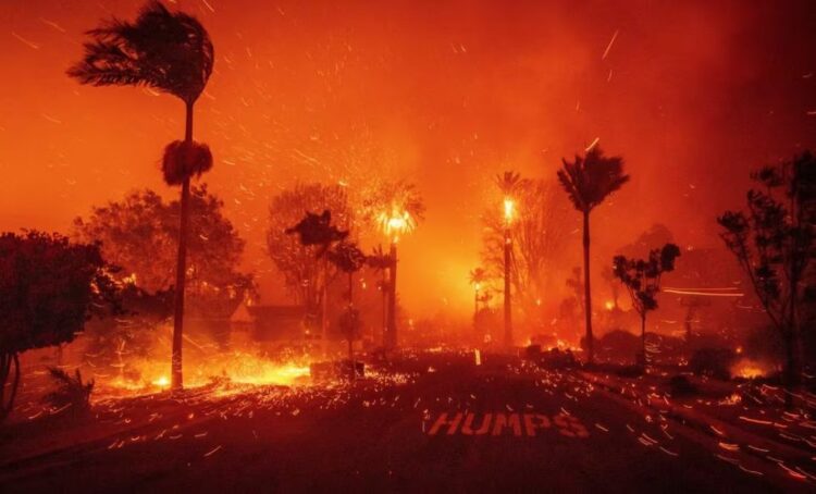 EN LOS ÁNGELES Incendio lleva 5 muertos y más de 100 mil evacuados