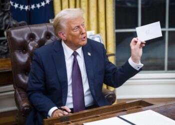 EVALÚA INCLUIR EL PETRÓLEO Trump confirma aranceles del 25% a México y Canadá