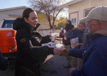 ALCALDESA DE NUEVO LAREDO Lidera operativo invernal para apoyar a los más vulnerables