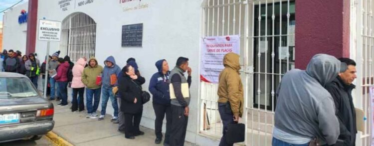 FILAS DE 300 METROS Saturan Oficina Fiscal para cambio de placas