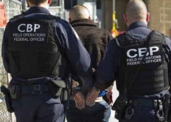 Detiene CBP dos hombres en puente II; son buscados por delitos sexuales