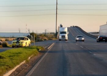 REABREN SEGUNDO ANILLO Prohíben tráiler en carretera aeropuerto