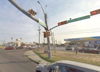 Conductores ebrios chocan y atropellan a mujer en Laredo