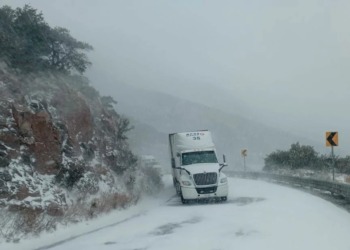 DETIENE TRANSPORTE DE CARGA Cierran carreteras por la tormenta invernal