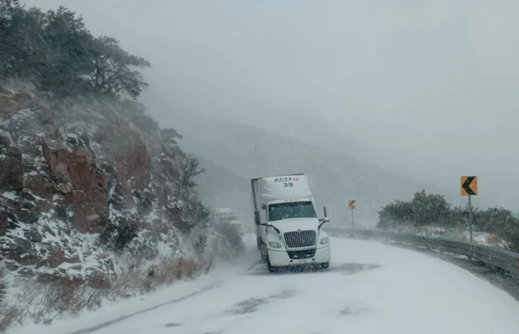 DETIENE TRANSPORTE DE CARGA Cierran carreteras por la tormenta invernal
