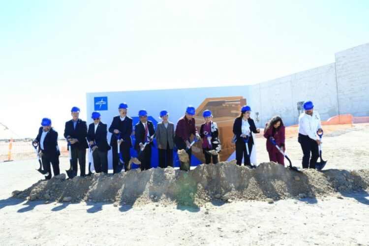 AMÉRICO EN NUEVO LAREDO Coloca primera piedra de la nueva planta Medline