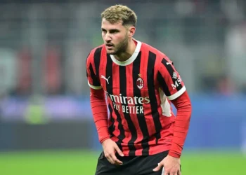 Santi Giménez brilla en su debut con el AC Milan y avanza a semifinales