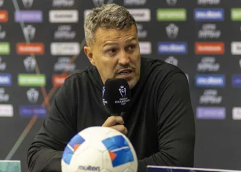 Aficionado de Chivas irrumpe en conferencia y exige la renuncia de Óscar García