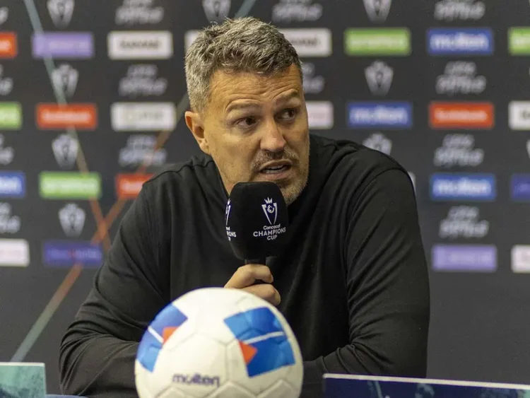 Aficionado de Chivas irrumpe en conferencia y exige la renuncia de Óscar García