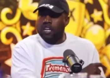Cierran tienda en línea de Kanye West tras vender playera con esvástica nazi
