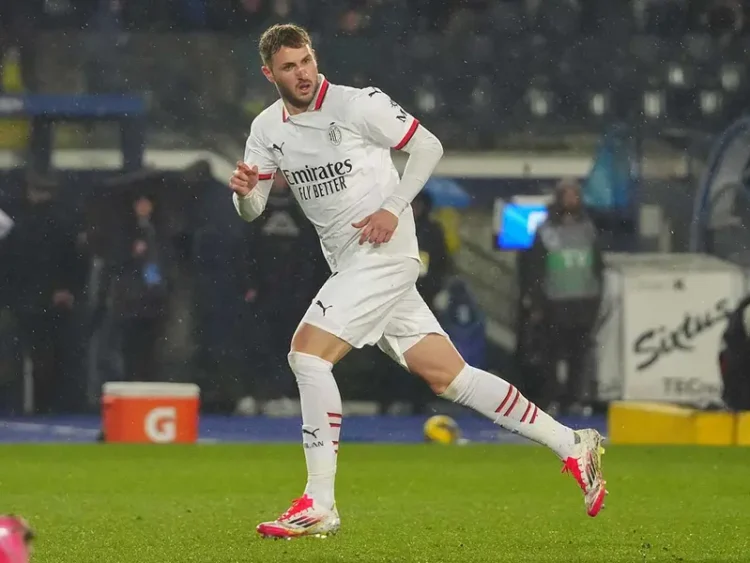 Santiago Giménez afronta su debut en Champions con sentimientos encontrados